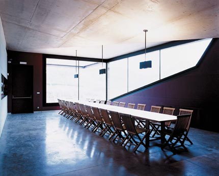 Sede della Cantina Manincor; Architetti: Walter Angonese, Rainer Köberl collaboratrice Silvia Boday - © Archiv BILDRAUM 2004