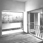 Cesare Cattaneo, Casa d'affitto a Cernobbio (1938-1939): fotografia della stanza d'angolo con i serramenti aperti (ACC Cernobbio)