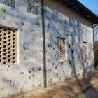 Centro artistico culturale di Cà Lozzio, Piavon - muro con le mattonelle dei personaggi  che sono passati; segnalazione di Maria Ester Nichele, Treviso.