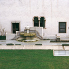 Castelvecchio, Premio Carlo Scarpa 2001 - Corte di Castelvecchio. Area di ingresso agli uffici del Museo, disegnata da Carlo Scarpa.